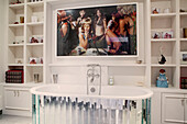Moderne Kunst über einer freistehenden verspiegelten Badewanne in einem zeitgenössischen Haus in London England UK