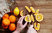 Mann schneidet Orangen für Marmelade, Southend-on-sea, Essex, England, UK