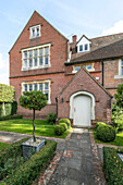 Abgeschnittene Buchsbaumkugeln am Eingang eines unter Denkmalschutz stehenden jakobinischen Hauses (Grade II) Alton UK