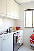 Weiße Einbauküche in einer Wohnung in Sydney, Australien