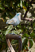 Handgefertigter Vogel aus Stoff auf einem Spatenstiel im ummauerten Garten, St Lawrence, Isle of Wight, UK