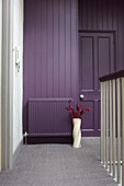 Gedämpfter violetter Anstrich auf einem Teppichboden in einem modernen Haus in Bristol, England, UK