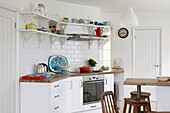 Küchenutensilien in einem Haus im Retrostil in Bembridge mit Frühstücksbar und Hockern aus Holz, Isle of Wight, Großbritannien