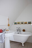 Standwaschbecken mit Klauenfußwanne in einem Haus in Bembridge, Isle of Wight, UK