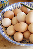 Schale mit datierten Eiern mit Markierungen in einem Haus in Wiltshire, England, UK