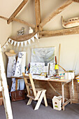 Kunstwerk auf Leinwand und Stoff mit Schreibtisch und Stuhl in einem Landhaus in Wiltshire, England, Vereinigtes Königreich