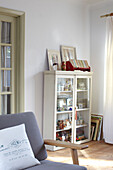 Glasvitrine mit Büchern und Ornamenten im Wohnzimmer von Ryde, Isle of Wight, Großbritannien