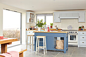 Offene Küche in einem Neubau auf der Isle of Wight mit Blick auf die Freshwater Bay UK