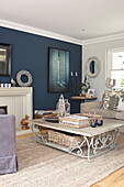 Niedriger Couchtisch mit Teppich und natürlichen Texturen im Hague Blue Wohnzimmer in Buckinghamshire UK