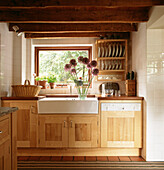 Moderne Landhausküche mit Holzschränken und Butler-Spüle mit Allium