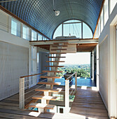 Offene Treppe mit doppelter Höhe in einem modernen Haus mit offenem Grundriss, entworfen vom Architekten Pierre Lombart