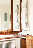 Badezimmer-Spiegelecke mit beheiztem Handtuchhalter und Holzeinfassung