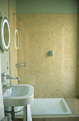 Modernes weißes Bad mit begehbarer Dusche, ausgekleidet mit beigen Mosaiken