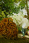 Spaziergang vorbei am Brennholzstapel