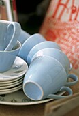 Detail des blau-weißen Teeservices aus den fünfziger Jahren und Sammlerstücke aus Porzellan