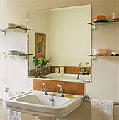 Waschbecken im Badezimmer mit großem Spiegel