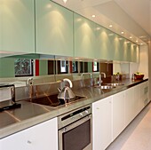 Moderne Küchenzeilen mit verspiegelter Rückwand