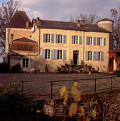 Großes französisches Chateau mit Kiesauffahrt