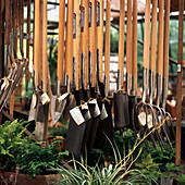 Gartengeräte hängen in einem Gartencenter in der Auslage