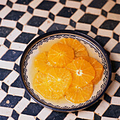 Frischer Obstsalat mit Orangenscheiben