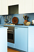 Detail der offenen Küche in blau und weiß