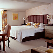 Gästezimmer mit Kingsize-Doppelbett und gepolstertem Kopfteil aus Wildleder