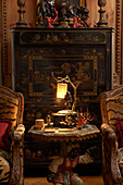 Verschnörkelte Möbel im orientalischen Stil