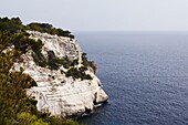 Szenen von Menorca - Meer mit Klippen