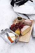 Auswahl an Käse und Obst mit Skijacke, Zermatt, Wallis, Schweiz