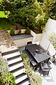 Erhöhte Ansicht von Gartentisch und Terrasse im Innenhof, London, England, UK