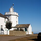 Weiß getünchter Leuchtturm und Nebengebäude