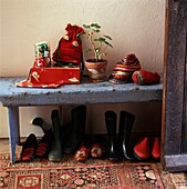 Tisch in der Eingangshalle mit Schuhen darunter