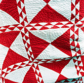 Rot-weißer Patchwork-Quilt