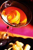 Schokoladen-Martini, serviert in einem in Schokolade getauchten Glas mit einer Locke aus Orangenschale