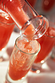 Simply red - ein leuchtend roter Cocktail aus Fruchtsäften mit Wodka, Grenadine und Bitter