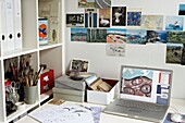Postkarten und Kunstzubehör mit Laptop auf dem Schreibtisch