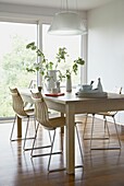 Esszimmertisch und Stühle aus hellem Holz in einem Londoner Haus UK