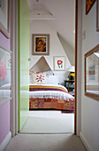 Blick durch die grüne Tür zum Schlafzimmer im Haus in Lewes, East Sussex, England, UK