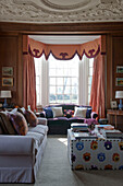Dekorierter Couchtisch und Sofas im Salon des Landhauses in Tiverton, Devon, England, UK