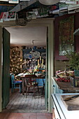 Karten hängen in der Küche mit Blick durch die Türöffnung auf den für das Weihnachtsessen gedeckten Tisch in Benenden cottage, Kent, England, UK