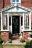 Außenveranda und Eingang eines Hauses in Ashford, Kent, England, UK
