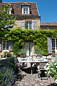 Tisch und Stühle auf einer sonnigen Dordogne-Terrasse Perigueux Frankreich