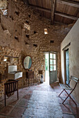 Ovaler Spiegel und Waschbecken im Dordogne-Balkenhaus Perigueux Frankreich