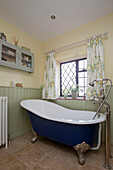 Freistehende Badewanne am Fenster in Amberley cottage West Sussex UK