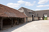 Brennholzlager in der Scheune eines Bauernhauses in Petworth, West Sussex, Kent