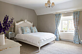 Hellblaue, aufeinander abgestimmte Stoffe mit Doppelbett in einem Bauernhaus in Petworth, West Sussex, Kent
