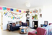 Bunte Wimpel und Dekoration des Wohnzimmers einer Familie in London, England, UK