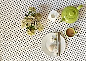 Gekochtes Ei und Tee mit Schnittblumen auf dem Frühstückstisch in einem Londoner Haus England UK