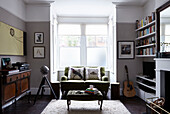 Zweisitzer-Sofa im mattierten Erker eines modernen Londoner Familienhauses England UK