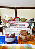 Zweisitzer-Sofa mit Kissen und Fußhockern im Fachwerk-Wohnzimmer des Bauernhauses von Brabourne, Kent, Großbritannien